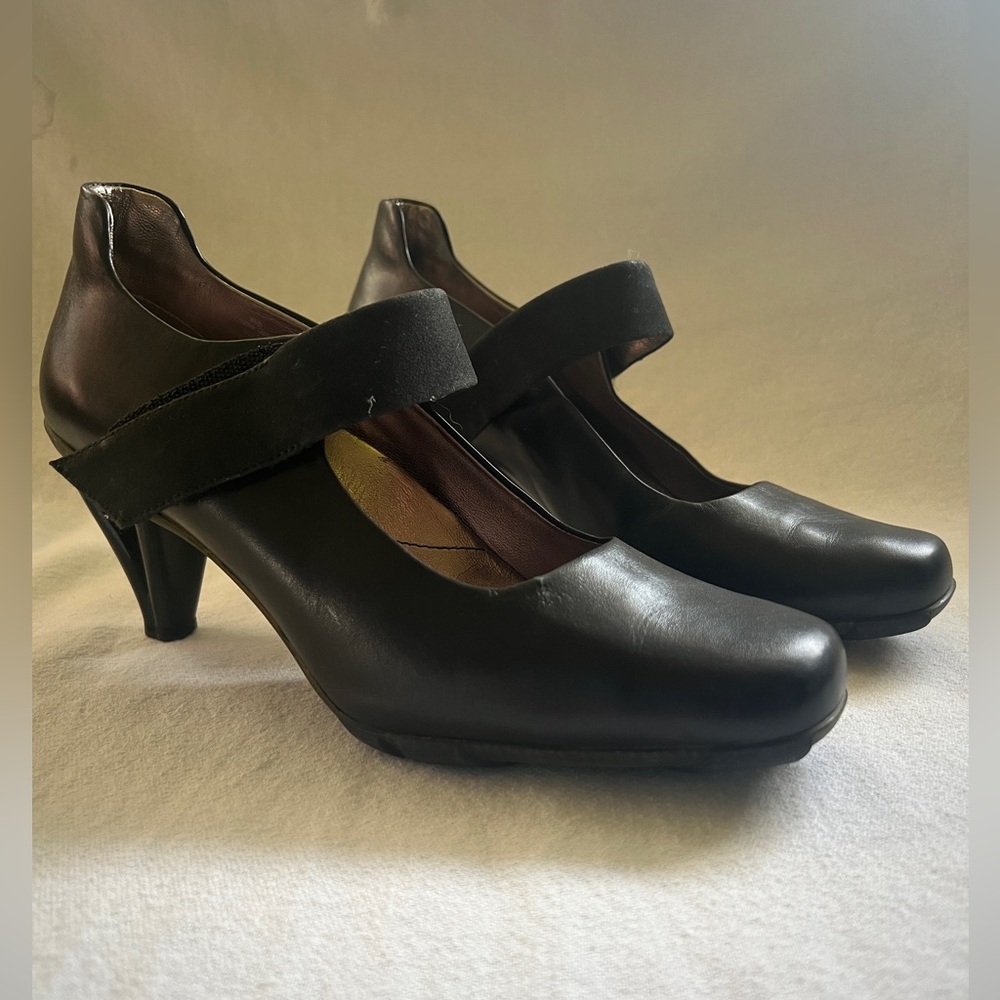 Black leather Mary Jane pump.